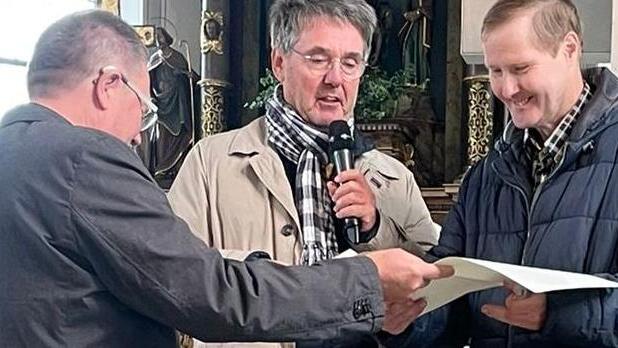 Übergabe der diözesanen Ehrennadel samt Urkunde: Norbert Schneider, Vorsitzender des Gesamtpfarrgemeinderates Oberer Sinngrund (von links), sowie Bernhard Hopf, Leiter der Pfarreiengemeinschaft, würdigen Matthias Böhms Engagement über 50 Jahre.