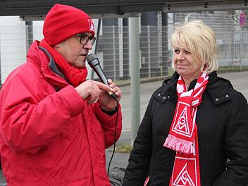 Jürgen Apfel von der IG Metall und Betriebsratsvorsitzende Gabi Ruppert von Valeo  Foto: Friedwald Schedel