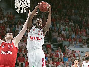 Trevor Mbakwe (r.), der hier John Bryant den Ball wegschnappt, war mit sieben Rebounds bester Bamberger in dieser Kategorie. In München benötigt er aber mehr Unterstützung von seinen Teamkollegen. Foto: sportpress