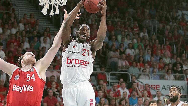 Trevor Mbakwe (r.), der hier John Bryant den Ball wegschnappt, war mit sieben Rebounds bester Bamberger in dieser Kategorie. In München benötigt er aber mehr Unterstützung von seinen Teamkollegen. Foto: sportpress