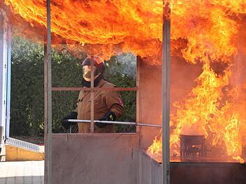 Das passiert, wenn man versucht, brennendes Fett mit Wasser zu löschen: Aus einem Viertelliter Wasser werden explosionsartig rund 400 Liter Wasserdampf. Stünde ein Mensch daneben, würde er großflächige Verbrennungen erleiden und dies wahrscheinlich nicht überleben. Foto: Matthias Einwag