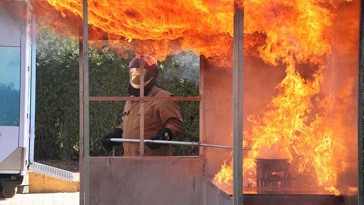 Das passiert, wenn man versucht, brennendes Fett mit Wasser zu löschen: Aus einem Viertelliter Wasser werden explosionsartig rund 400 Liter Wasserdampf. Stünde ein Mensch daneben, würde er großflächige Verbrennungen erleiden und dies wahrscheinlich nicht überleben. Foto: Matthias Einwag