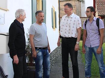 Abschied von Untersteinach: Ismael Mamo (Zweiter von links) zieht zu Verwandten in den Raum Köln. Für die Unterstützung in den zurückliegenden Monaten ist er (von links) Heiner Beyer, Pfarrer Wolfgang Oertel, seinem Freund Manhal Keshfa und allen Spendern sehr dankbar. Foto: Matthias Beetz
