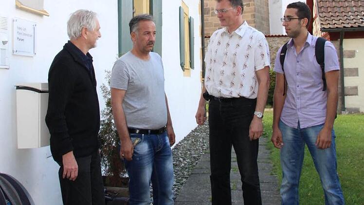 Abschied von Untersteinach: Ismael Mamo (Zweiter von links) zieht zu Verwandten in den Raum Köln. Für die Unterstützung in den zurückliegenden Monaten ist er (von links) Heiner Beyer, Pfarrer Wolfgang Oertel, seinem Freund Manhal Keshfa und allen Spendern sehr dankbar. Foto: Matthias Beetz