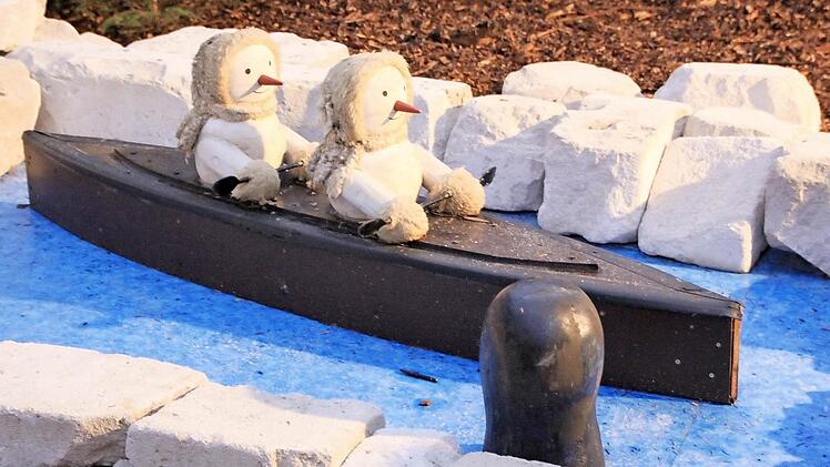 Liebevoll ausgestattet ist die Landschaft, durch die sich die Märchenwaldbahn schlängelt - hier etwa zwei Pinguine, die wie Eskimos gekleidet sind.