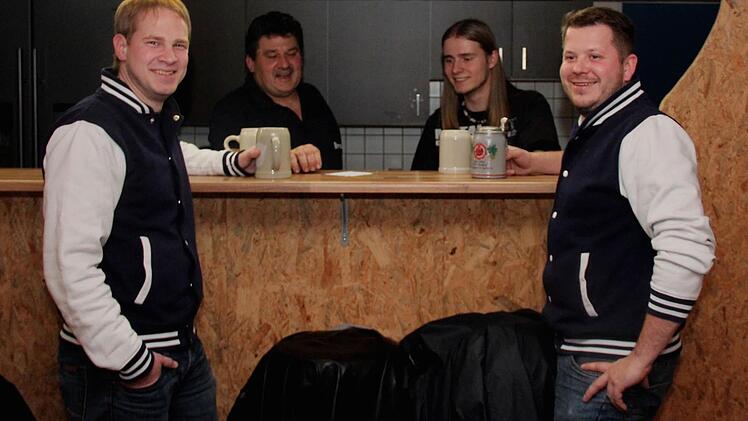 Christian Bickel, Reiner Braun, Julian Breun und Dominik Kratzer (v. l.) stehen gerne auch einfach mal am Tresen des Vereinsheims. Foto: Johanna Blum