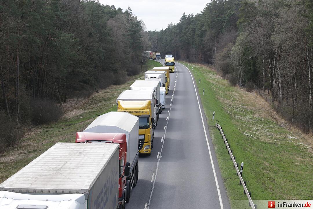 Der Lkw-Unfall auf der A3 sorgt für Verkehrschaos auf der B505