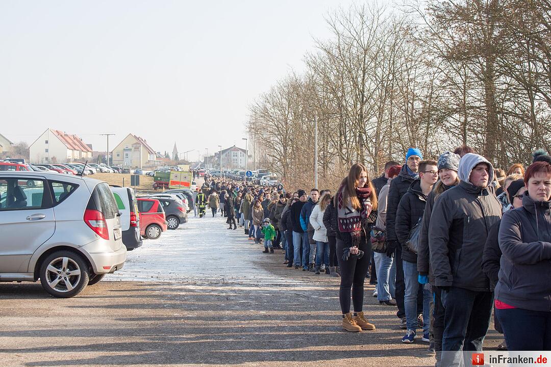Seukendorf im Ausnahmezustand - Typisierungsaktion bringt Helfer und Örtlichkeit an die Belastungsgrenze - 16-jährige Klassenkameradin bringt alles ins Rollen - Über 2.500 Menschen folgen dem Aufruf „TOM BRAUCHT DICH... JETZT!“