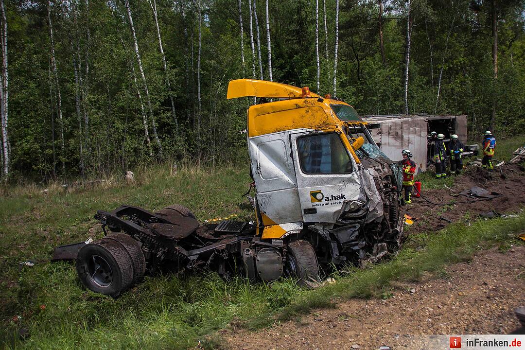 Nürnberg_ Schwerer Lkw-Unfall nach Reifenplatzer