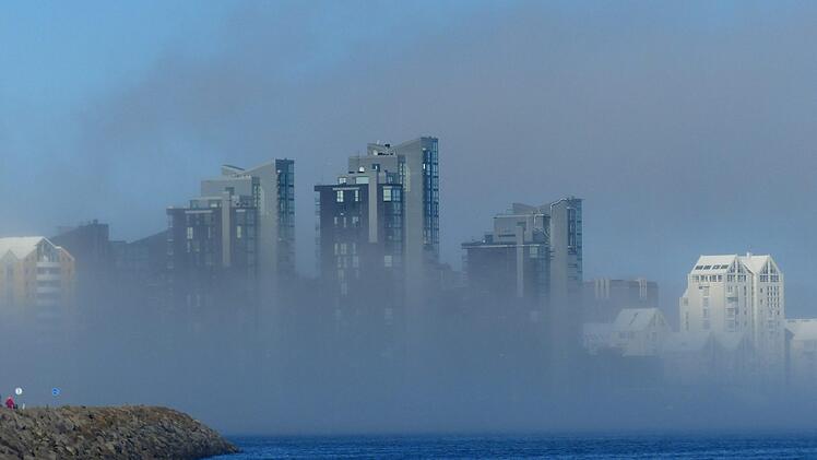 Dichter Nebel verh&uuml;llt teilweise die Skyline von Islands Hauptstadt Reykjavik. Foto: privat