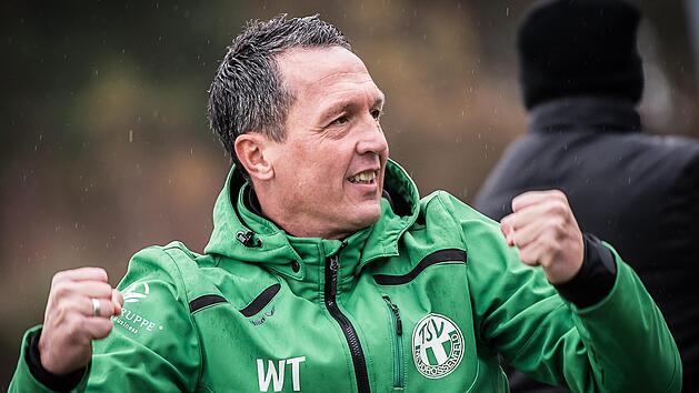 TSV-Trainer Werner Thomas hatte nach dem 5:4-Sieg beim SV Memmelsdorf allen Grund zur Freude, denn seine Mannschaft gab auch nach einem 0:3-R&uuml;ckstand nicht auf.  Foto: Alexander Muck/Archiv