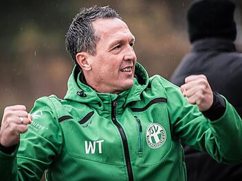 TSV-Trainer Werner Thomas hatte nach dem 5:4-Sieg beim SV Memmelsdorf allen Grund zur Freude, denn seine Mannschaft gab auch nach einem 0:3-Rückstand nicht auf.  Foto: Alexander Muck/Archiv