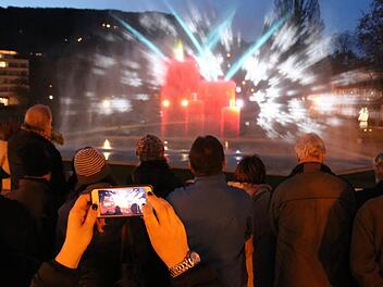 Wegen der milden Witterung lief der Brunnen im Rosengarten heuer bis Mitte Februar durch. In der  Adventszeit gab es mit Weihnachtslieder unterlegte Schneeflocken- und Kerzen-Bilder. Nach dem Frost soll der Brunnen kommende Woche wieder laufen.Ralf Ruppert/Archiv