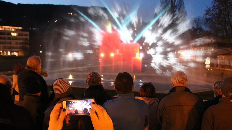 Wegen der milden Witterung lief der Brunnen im Rosengarten heuer bis Mitte Februar durch. In der  Adventszeit gab es mit Weihnachtslieder unterlegte Schneeflocken- und Kerzen-Bilder. Nach dem Frost soll der Brunnen kommende Woche wieder laufen.Ralf Ruppert/Archiv