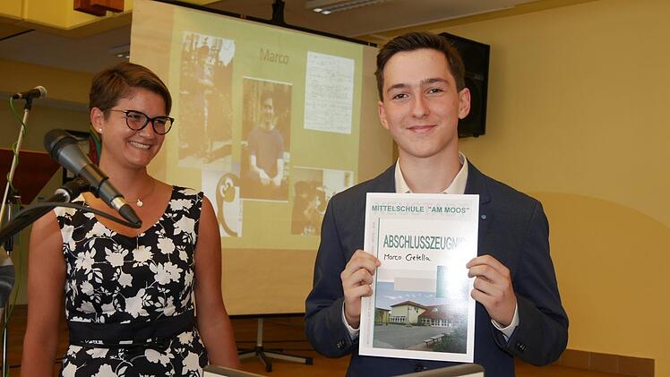 Marco Cretella hat den besten Schul-Abschluss im gesamten Landkreis Coburg gemacht. Traumhaft für jeden Pädagogen, und nicht nur Klassenlehrerin Karin Seelmann zeigte sich mächtig stolz. Foto: Manja von Nida