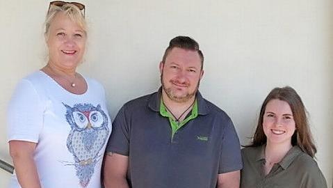 Elke Taubmann (links) war 22 Jahre Tanzbeauftragte der Faschingsvereinigung Meeder. Nina Kräußlach ist ihre Nachfolgerin. Die reibungslose Übergabe freut den Präsidenten Andreas Lutz.  Foto: Karin Günther