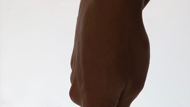 Versuch: Hier wird ein Finger in eine Schicht Bärlappsporen und dann ins Wasser getaucht -   der Finger bleibt trocken. Foto:  Frank Orlik