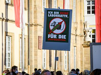 "Klappe halten, impfen lassen": Forscher schießt gegen Aiwanger und andere Impfverweigerer
