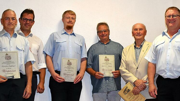 Vorsitzender Fuhrmann (rechts) und Bürgermeister Jürgen Gäbelin (Zweiter von links) mit den Geehrten Herbert Hühnlein, Udo Wich-Fähnrich, Timo Fuhrmann, Alexander Preißinger