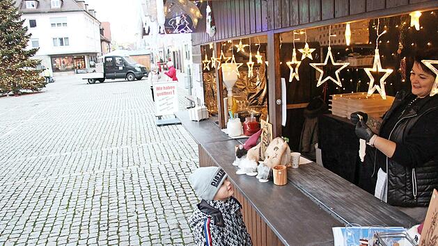 Am Stand von Katja Christgau auf dem Höchstadter Marktplatz gibt es Langos und Kinderpunsch.