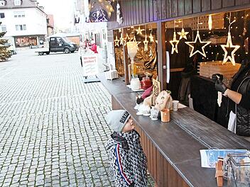 Am Stand von Katja Christgau auf dem Höchstadter Marktplatz gibt es Langos und Kinderpunsch.