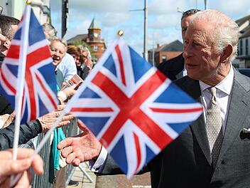 Britisches K&ouml;nigspaar besucht Nordirland