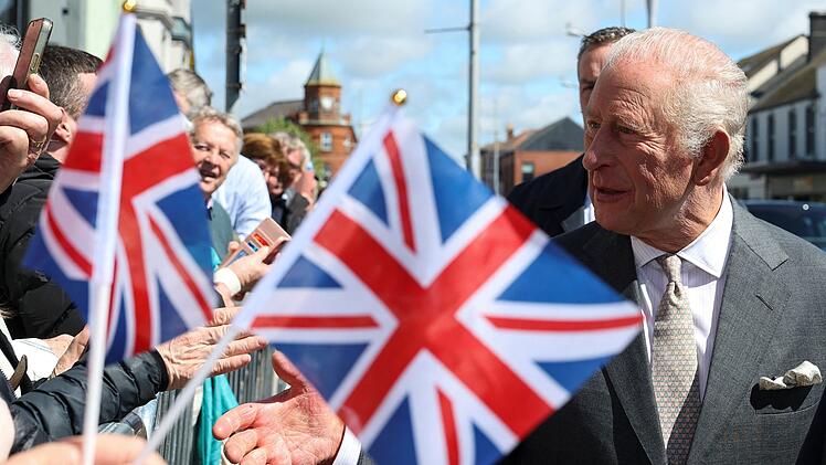 Britisches K&ouml;nigspaar besucht Nordirland