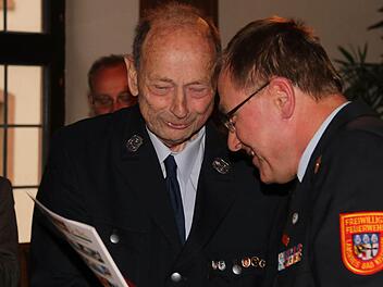 Kreisbrandrat Benno Metz (rechts) überreichte Heribert Sell einen Gutschein für die Erholung in Bayrisch-Gmein.  Fotos: Gerd Schaar