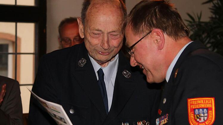 Kreisbrandrat Benno Metz (rechts) überreichte Heribert Sell einen Gutschein für die Erholung in Bayrisch-Gmein.  Fotos: Gerd Schaar