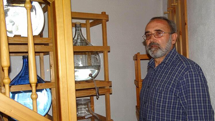 Zwetschgen und Äpfel gab es in diesem Herbst genug. Damit kann Helmut Sperber sein Verkaufsregal wieder füllen. Die Äpfel kommen aber nur noch selten in den Brennofen, denn da haben die Kunden nicht so mitgezogen.