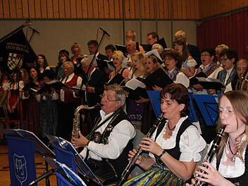 Die "Döllautaler Motten" und der Gesangverein "Liederkranz Motten" musizierten erstmals gemeinsam im Konzert. Foto: Birgit Will