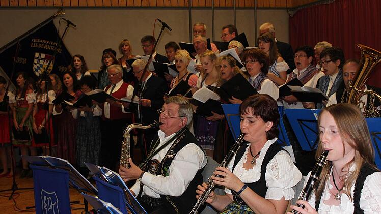 Die "Döllautaler Motten" und der Gesangverein "Liederkranz Motten" musizierten erstmals gemeinsam im Konzert. Foto: Birgit Will