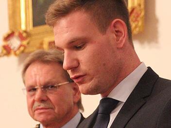 Bürgermeister Wolfgang Beiergrößlein (hinten) ehrte Nick Geiger, der das Thema seiner Bachelorarbeit erläuterte. Foto: Marco Meißner