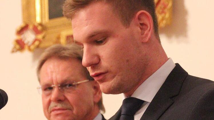 Bürgermeister Wolfgang Beiergrößlein (hinten) ehrte Nick Geiger, der das Thema seiner Bachelorarbeit erläuterte. Foto: Marco Meißner