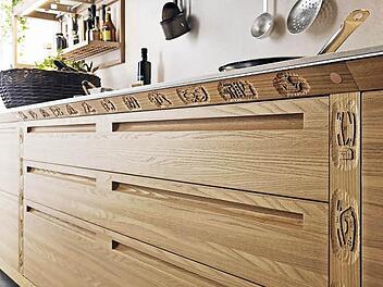 Wohnlicher, schicker: Für die Küche "SineTempore" setzt Valcucine auf alte handwerkliche Techniken wie Schnitzarbeiten für die Holzoberflächen.  Foto: Valcucine/dpa-mag