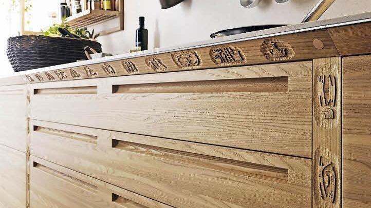 Wohnlicher, schicker: Für die Küche "SineTempore" setzt Valcucine auf alte handwerkliche Techniken wie Schnitzarbeiten für die Holzoberflächen.  Foto: Valcucine/dpa-mag