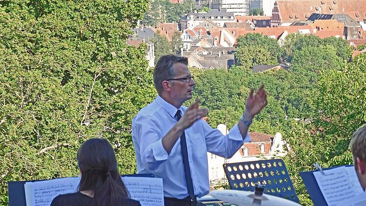 Impressionen von der Serenade der Hochschule über den Dächern von Coburg: Ralf Probst dirigiert die Bigband.Foto: Jochen Berger