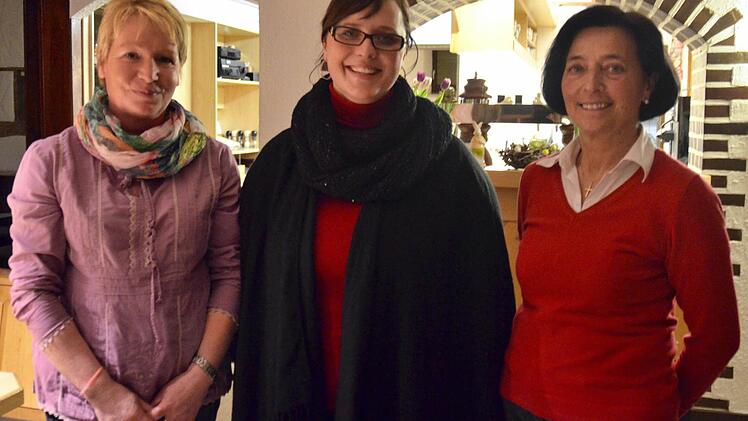 Dreigestirn mit Neuzugang. Alexandra Metz (links) ist die neue Vorsitzende des Tourist- und Heimatverbundes Markt Burkardroth. Stellvertreterin ist Diana Tisma (Mitte), Waltraud Keßler fungiert als Kassier.  Foto: Kathrin Kupka-Hahn