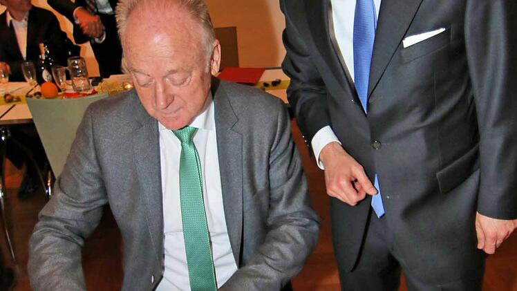 Dem Beispiel des ersten Kolonnenführers des BRK in Münnerstadt, dem damaligen Bürgermeister Hanshans, will Helmut Blank folgen und ebenfalls mitarbeiten. Kreisvorsitzender Alexander Siebel (rechts) hatte prompt einen Mitgliedsantrag dabei und ließ ihn gleich unterschreiben. Foto: Dieter Britz