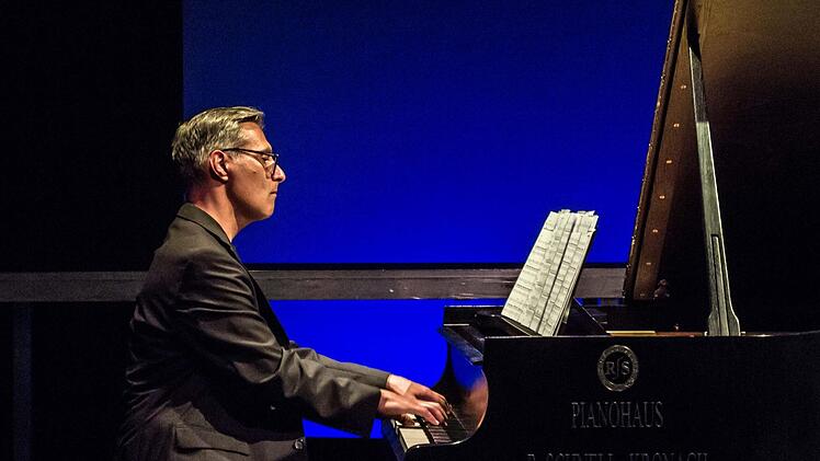 Der Tenor Dirk Mestmacher und der Pianist Antonio Grimaldi (Foto) beeindruckten mit ihrer Interpretation von Franz Schuberts Liederzyklus "Die schöne Müllerin" in der Coburger Reithalle. Foto: Jochen Berger