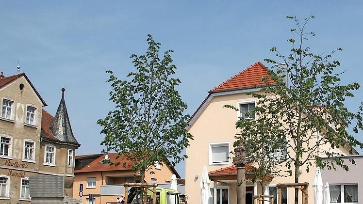 Auch der angrenzende Platz vor dem Gasthaus "Drei Linden" wurde - unter anderem mit drei neuen Linden - hergerichtet.