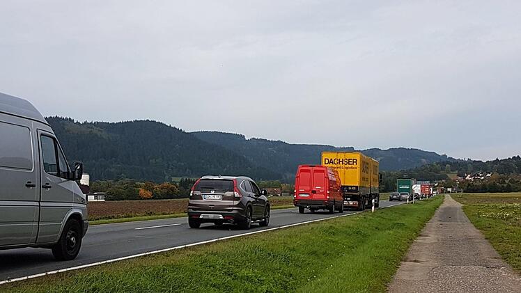 Der Verkehr staute sich bis nach Marktrodach zurück.