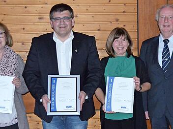 Kreisvorsitzender Heinz Wittmann (von rechts) mit den geehrten Mitgliedern Kerstin Luthardt (10 Jahre), Markus Pülz (30 Jahre), Therese Fischer (10 Jahre) Foto: Thomas Micheel