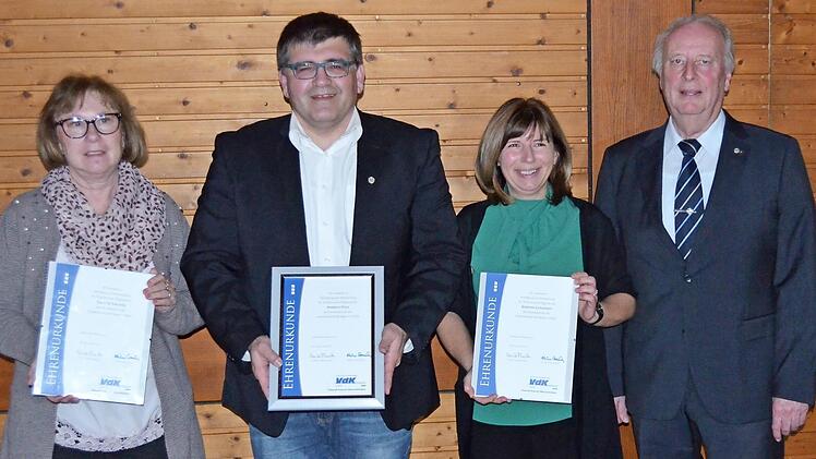 Kreisvorsitzender Heinz Wittmann (von rechts) mit den geehrten Mitgliedern Kerstin Luthardt (10 Jahre), Markus Pülz (30 Jahre), Therese Fischer (10 Jahre) Foto: Thomas Micheel