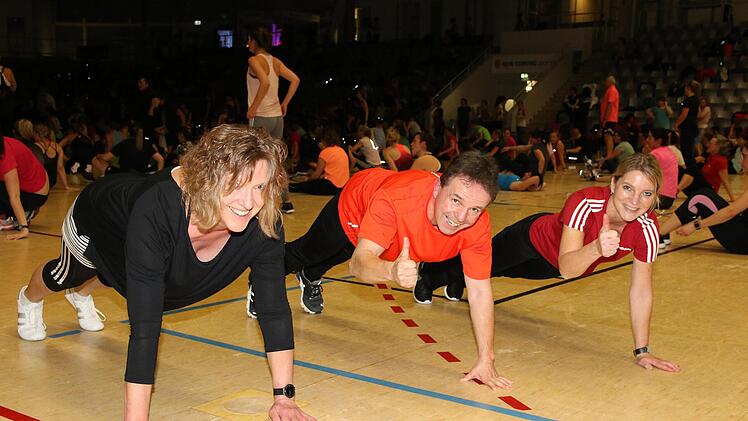 Ingrid Marr, Oliver Pschirrer und  Alexandra Holzheid kennen sich aus dem Fitnesscenter und wollten bei der 3. Fitnessnacht einfach dabei sein. Foto: Desombre