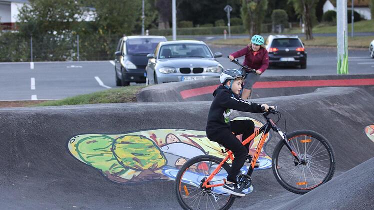 Der Pumptrack in Bischofsheim sticht durch viele bunte, grafische Elemente sofort ins Auge. Foto: Sebastian Schmitt