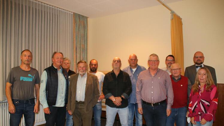 Langjährige Mitglieder wurden geehrt: (von links) Udo Losert, Hermann Wehner, Michael Hörner, Heinz Pfeffermann, Steffen Thomas, Gerhard Schmitt, Günter Paech, Michael Schäfer, Reinhold Reiher, Manfred Hofmann, Vorsitzender Peter Brust und Petra Wehner.
