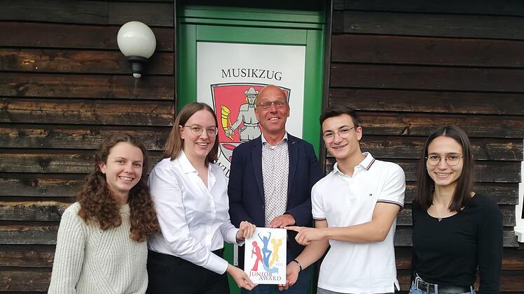 Vivien Beitinger Jugendvertretung des Musikzugs Wildflecken (von links) , Pauline Sandwall von der Nordbayrischen Bläserjugend, Gerd Kleinhenz Bürgermeister, Marlon Benkert Team Vorstand und Franca Schmitt Jugendvertretung des Musikzugs Wildflecken.