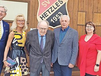 Sie machten dem Jubilar die Aufwartung (v. l.): Sportabzeichenreferent Heinz Richter, Kreisfrauenreferentin Silvia Richter, Jubilar Walter Fuchs, BLSV-Kreisvorsitzender Edmund Mauser, Kreisjugendleiterin Yvonne Barth und Kreisschatzmeisterin Karin...