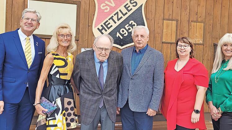 Sie machten dem Jubilar die Aufwartung (v. l.): Sportabzeichenreferent Heinz Richter, Kreisfrauenreferentin Silvia Richter, Jubilar Walter Fuchs, BLSV-Kreisvorsitzender Edmund Mauser, Kreisjugendleiterin Yvonne Barth und Kreisschatzmeisterin Karin...